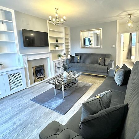 Newly Renovated Kensington 2 Bedroom Apartment With Balcony Near Harrods Sleeps 6, 2 Min Walk From Station Лондон Экстерьер фото