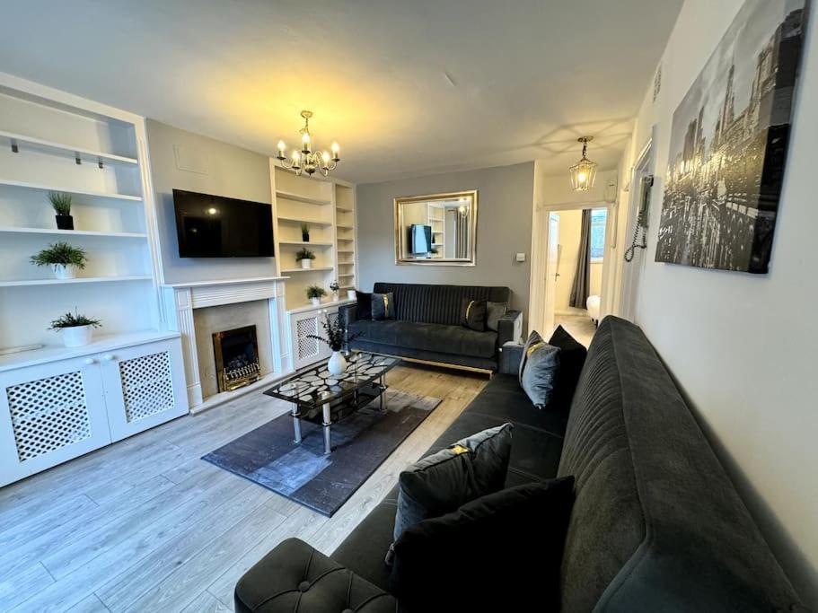 Newly Renovated Kensington 2 Bedroom Apartment With Balcony Near Harrods Sleeps 6, 2 Min Walk From Station Лондон Экстерьер фото
