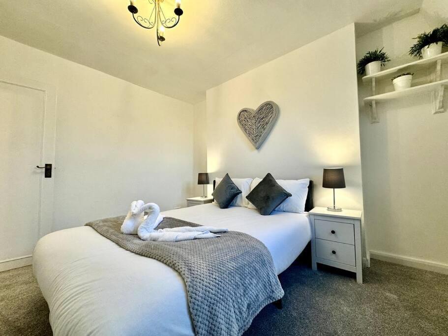 Newly Renovated Kensington 2 Bedroom Apartment With Balcony Near Harrods Sleeps 6, 2 Min Walk From Station Лондон Экстерьер фото