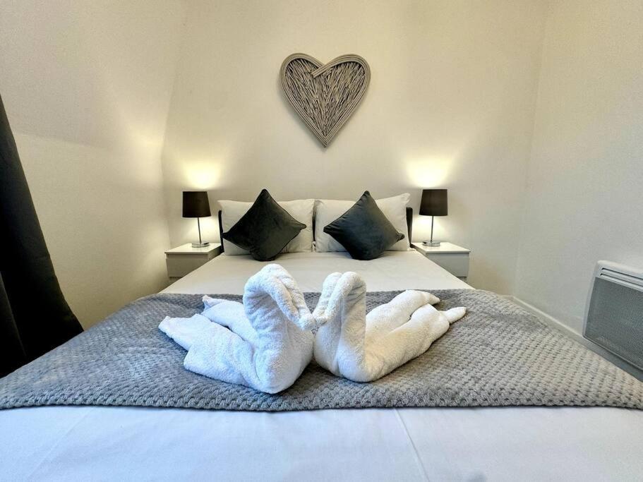 Newly Renovated Kensington 2 Bedroom Apartment With Balcony Near Harrods Sleeps 6, 2 Min Walk From Station Лондон Экстерьер фото