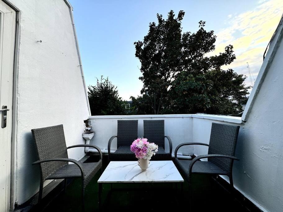 Newly Renovated Kensington 2 Bedroom Apartment With Balcony Near Harrods Sleeps 6, 2 Min Walk From Station Лондон Экстерьер фото
