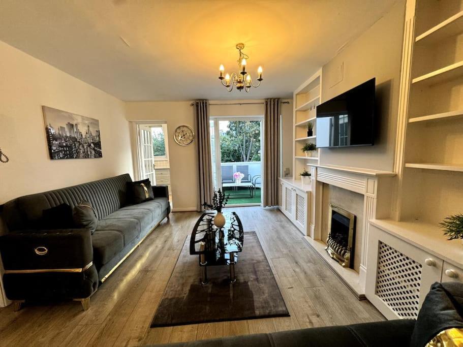 Newly Renovated Kensington 2 Bedroom Apartment With Balcony Near Harrods Sleeps 6, 2 Min Walk From Station Лондон Экстерьер фото