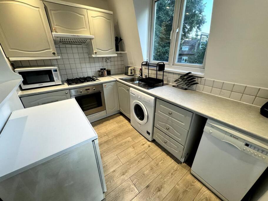Newly Renovated Kensington 2 Bedroom Apartment With Balcony Near Harrods Sleeps 6, 2 Min Walk From Station Лондон Экстерьер фото
