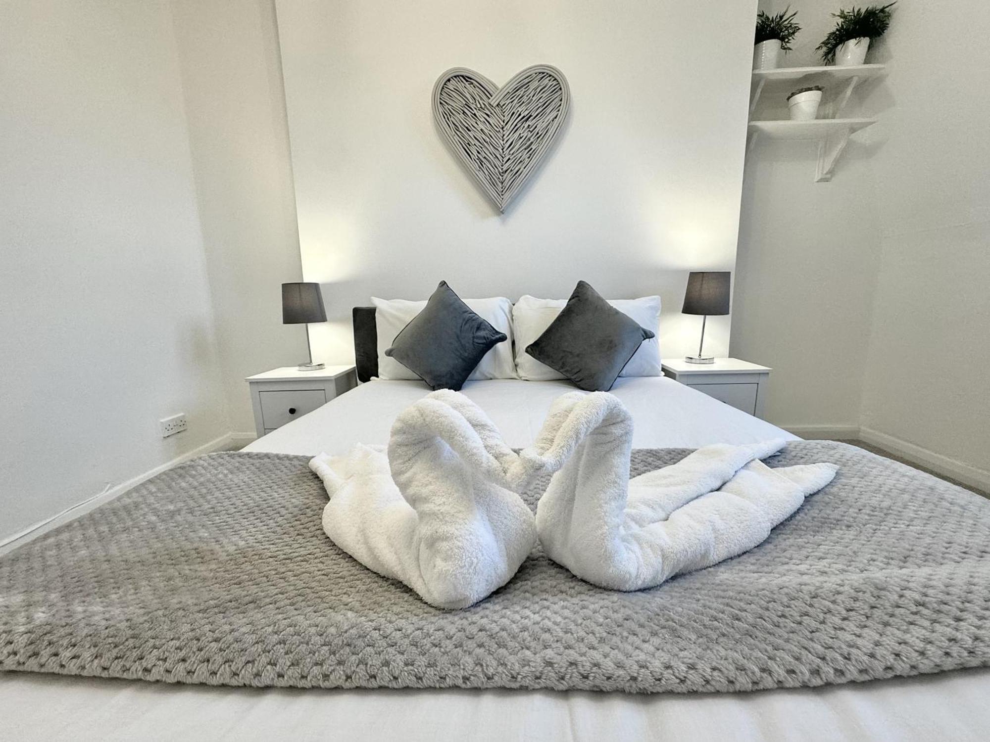 Newly Renovated Kensington 2 Bedroom Apartment With Balcony Near Harrods Sleeps 6, 2 Min Walk From Station Лондон Экстерьер фото