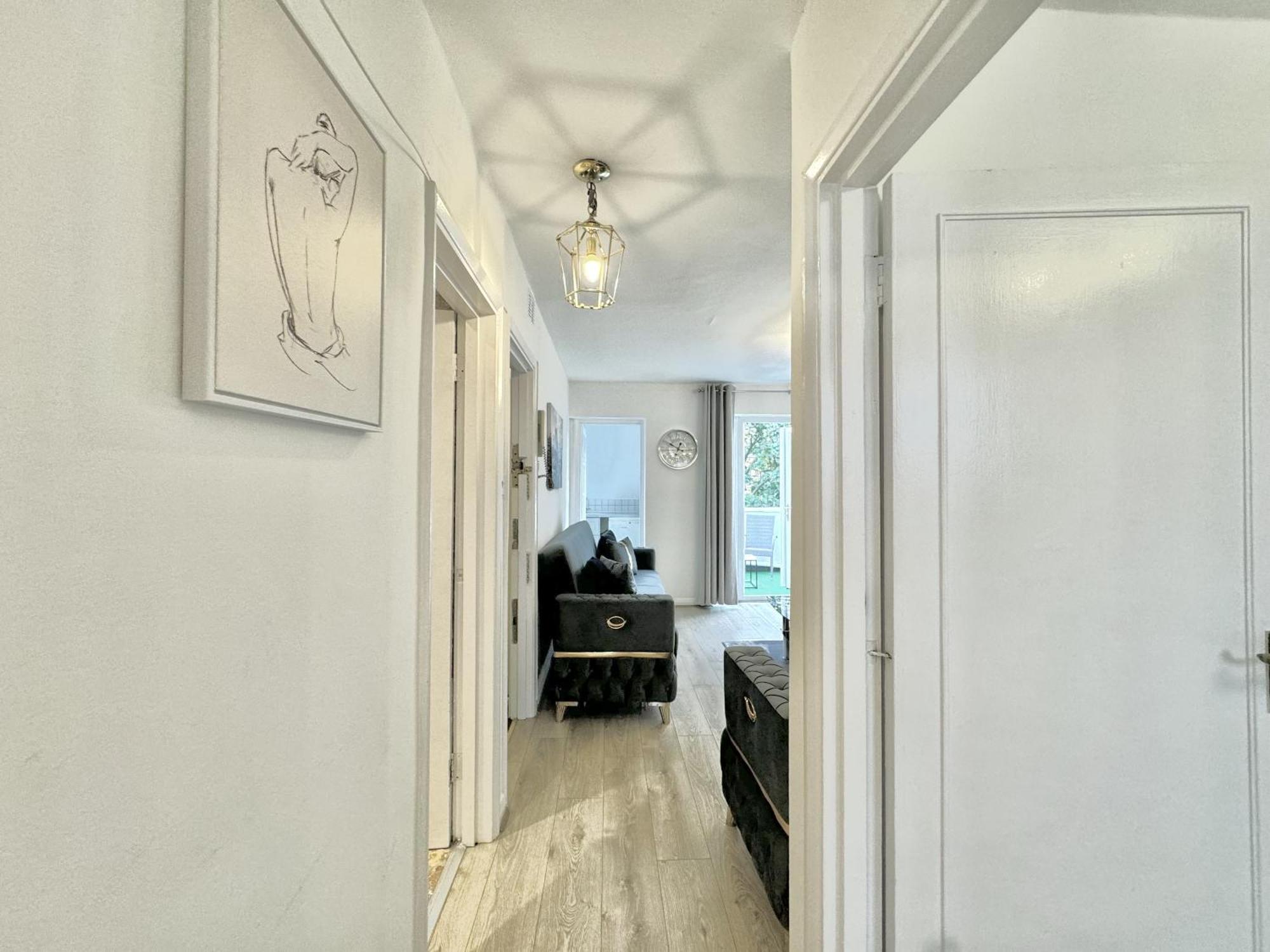 Newly Renovated Kensington 2 Bedroom Apartment With Balcony Near Harrods Sleeps 6, 2 Min Walk From Station Лондон Экстерьер фото