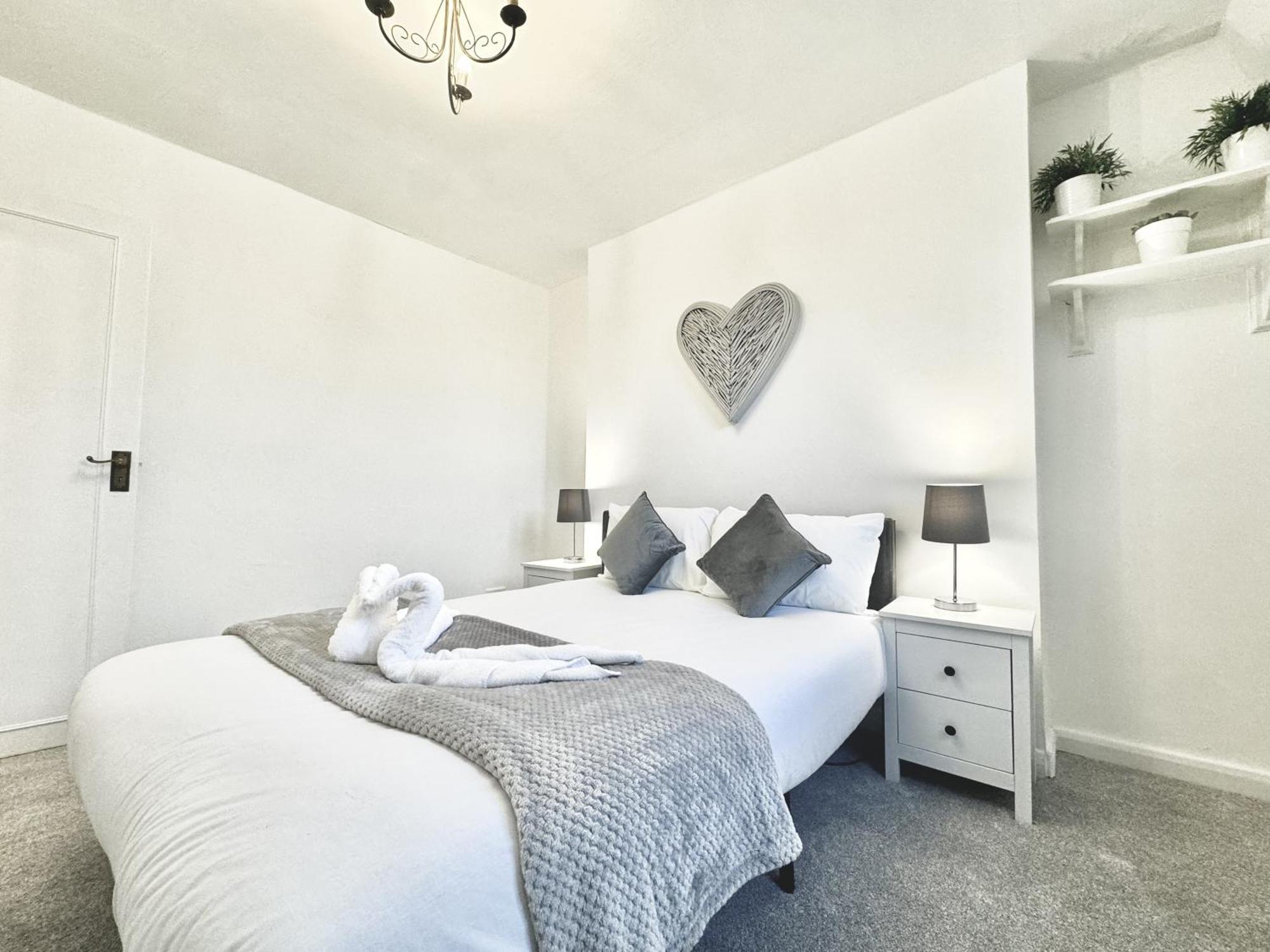 Newly Renovated Kensington 2 Bedroom Apartment With Balcony Near Harrods Sleeps 6, 2 Min Walk From Station Лондон Экстерьер фото