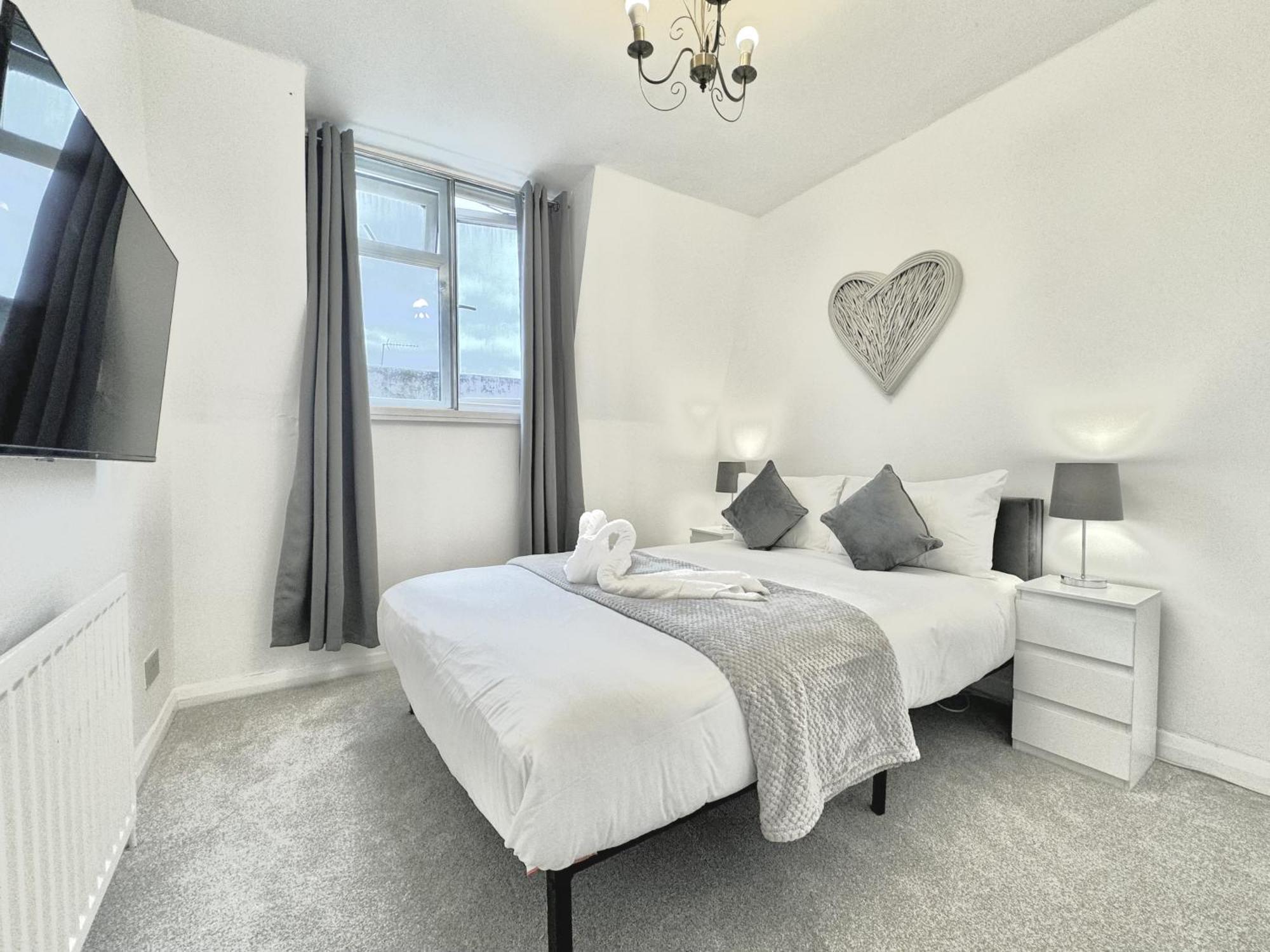 Newly Renovated Kensington 2 Bedroom Apartment With Balcony Near Harrods Sleeps 6, 2 Min Walk From Station Лондон Экстерьер фото