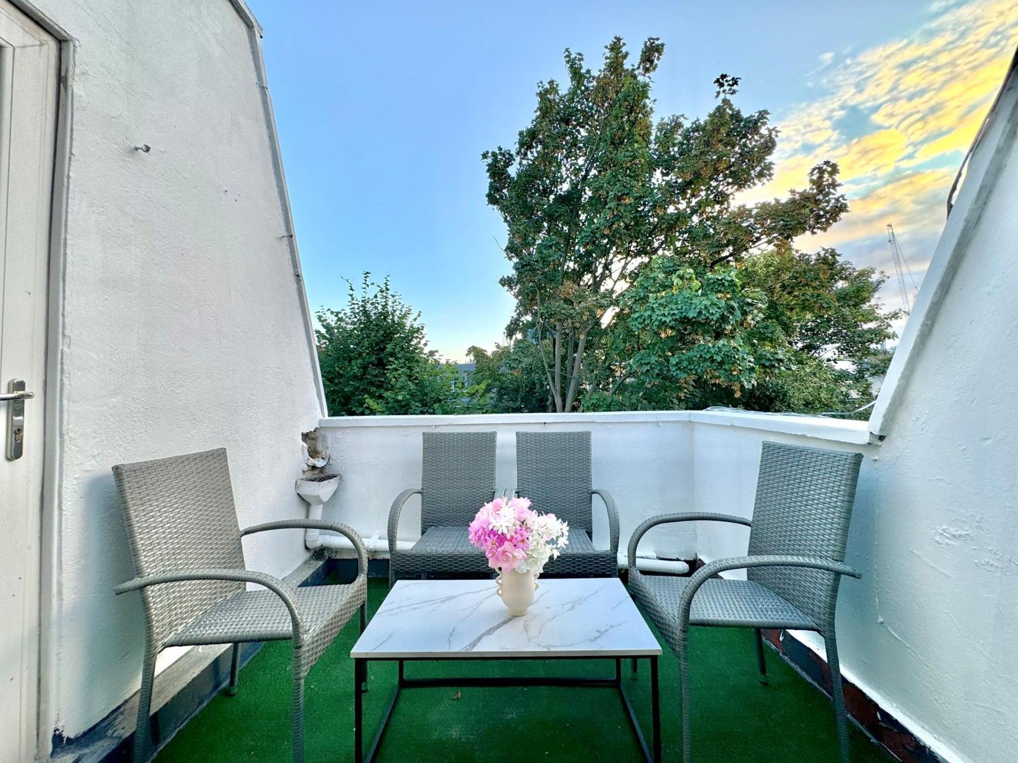 Newly Renovated Kensington 2 Bedroom Apartment With Balcony Near Harrods Sleeps 6, 2 Min Walk From Station Лондон Экстерьер фото