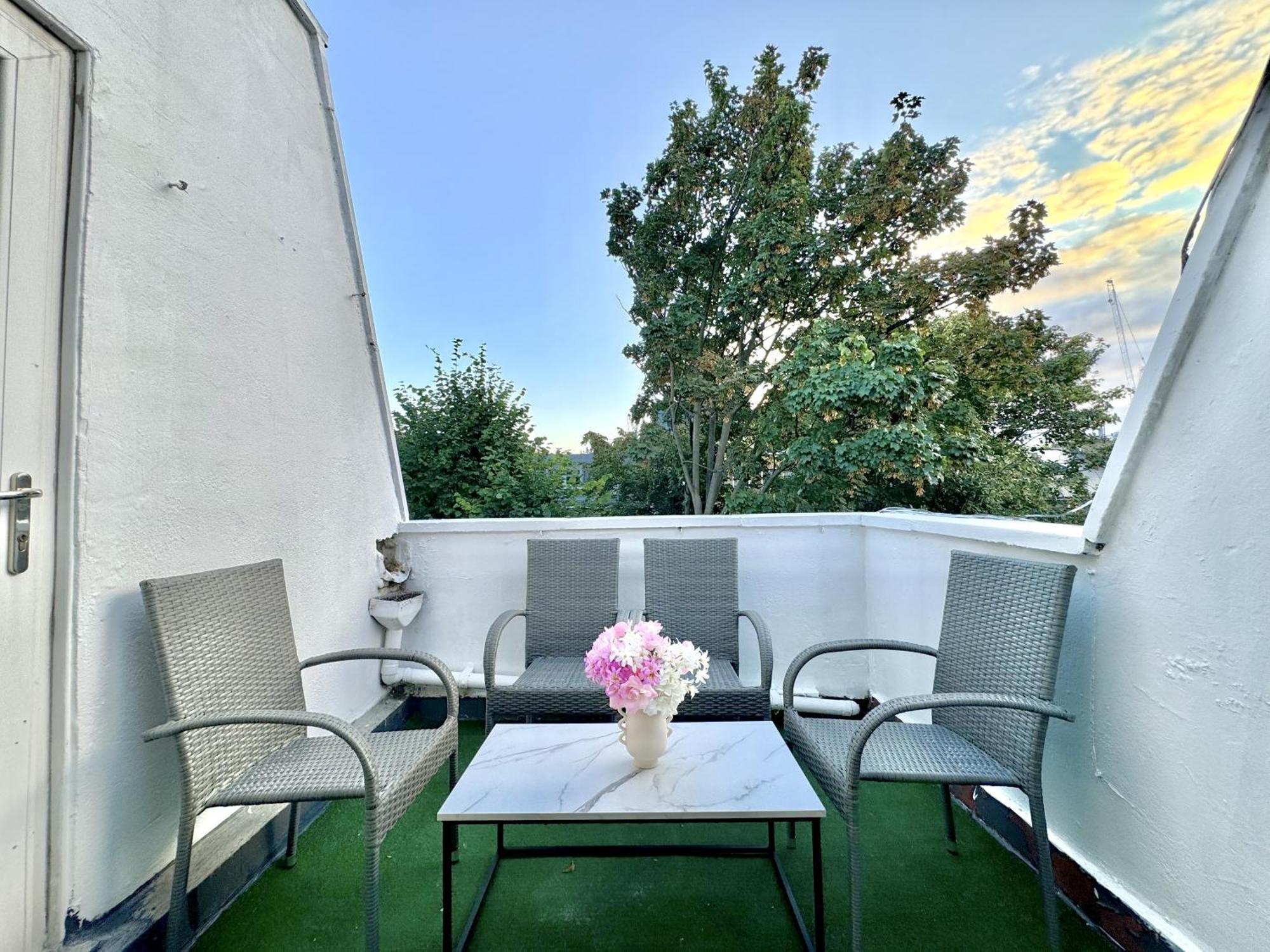 Newly Renovated Kensington 2 Bedroom Apartment With Balcony Near Harrods Sleeps 6, 2 Min Walk From Station Лондон Экстерьер фото