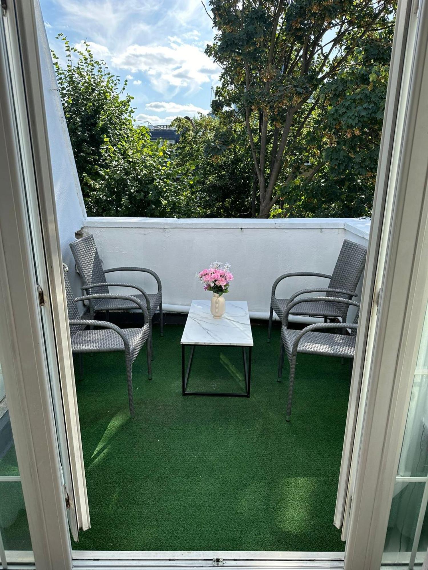 Newly Renovated Kensington 2 Bedroom Apartment With Balcony Near Harrods Sleeps 6, 2 Min Walk From Station Лондон Экстерьер фото