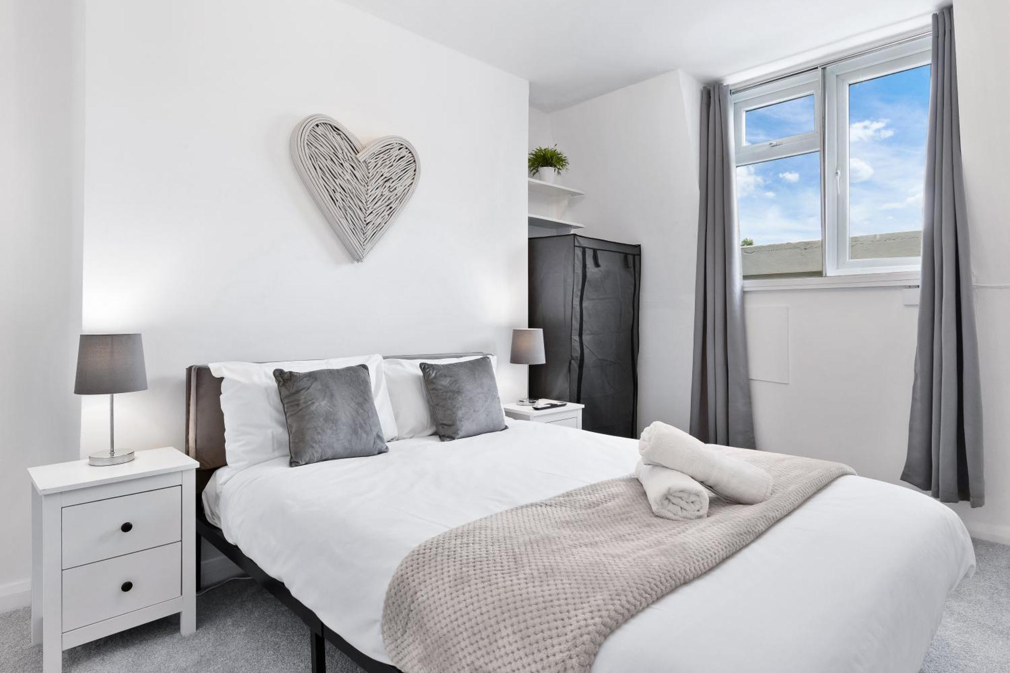 Newly Renovated Kensington 2 Bedroom Apartment With Balcony Near Harrods Sleeps 6, 2 Min Walk From Station Лондон Экстерьер фото