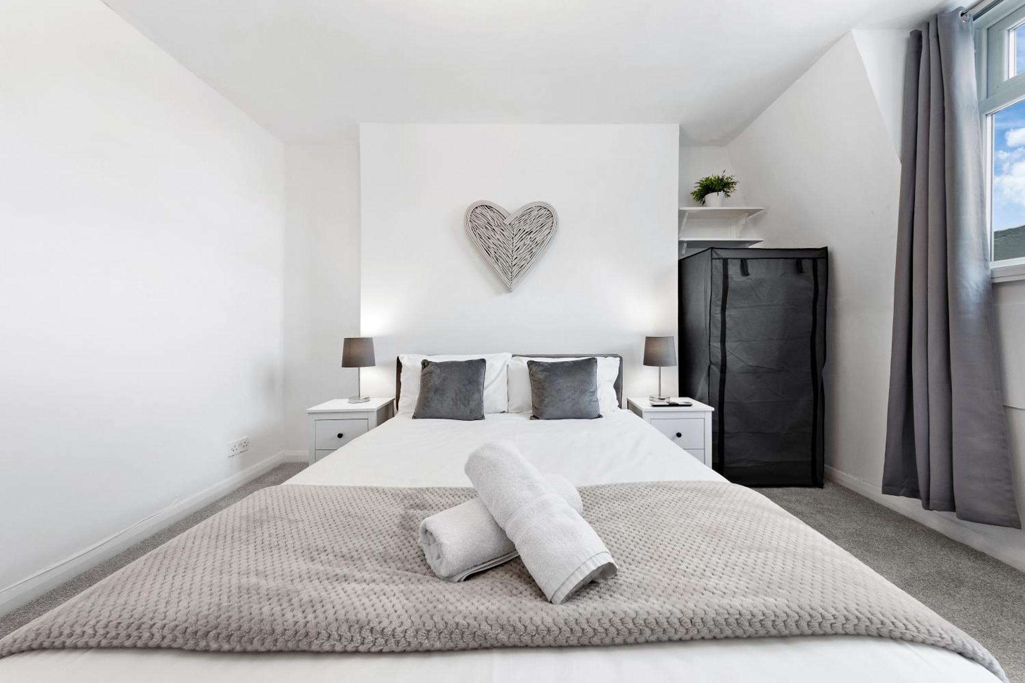 Newly Renovated Kensington 2 Bedroom Apartment With Balcony Near Harrods Sleeps 6, 2 Min Walk From Station Лондон Экстерьер фото