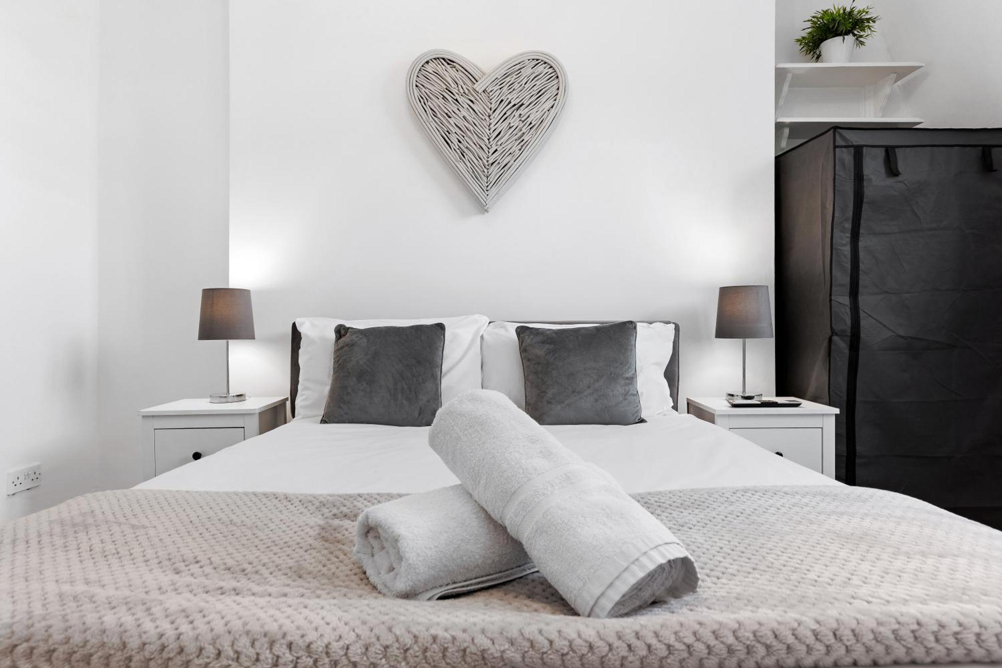 Newly Renovated Kensington 2 Bedroom Apartment With Balcony Near Harrods Sleeps 6, 2 Min Walk From Station Лондон Экстерьер фото