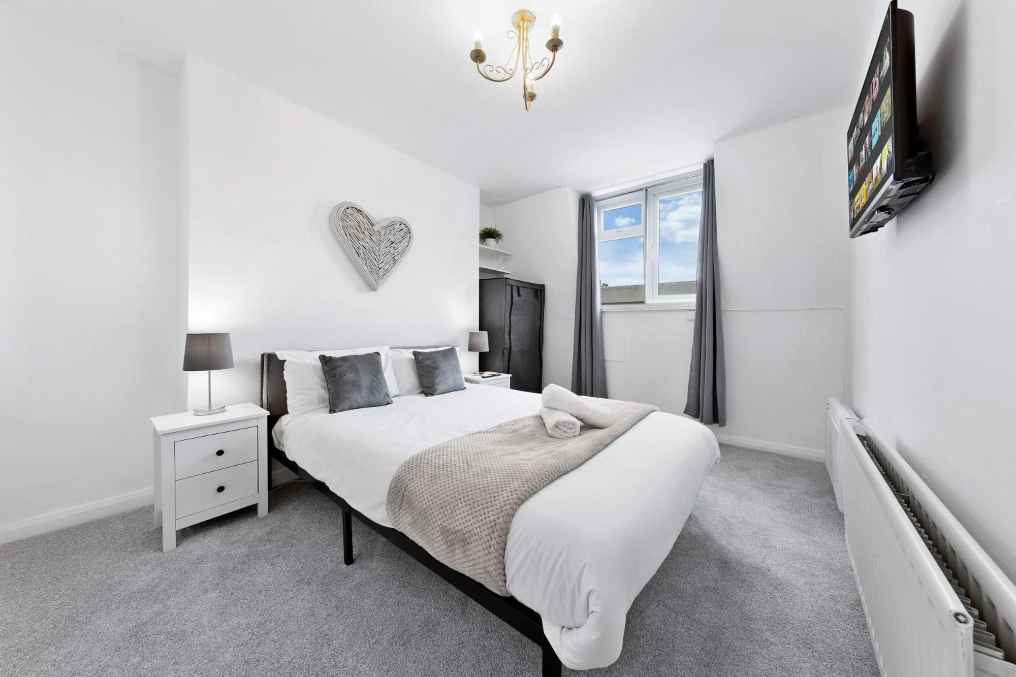 Newly Renovated Kensington 2 Bedroom Apartment With Balcony Near Harrods Sleeps 6, 2 Min Walk From Station Лондон Экстерьер фото