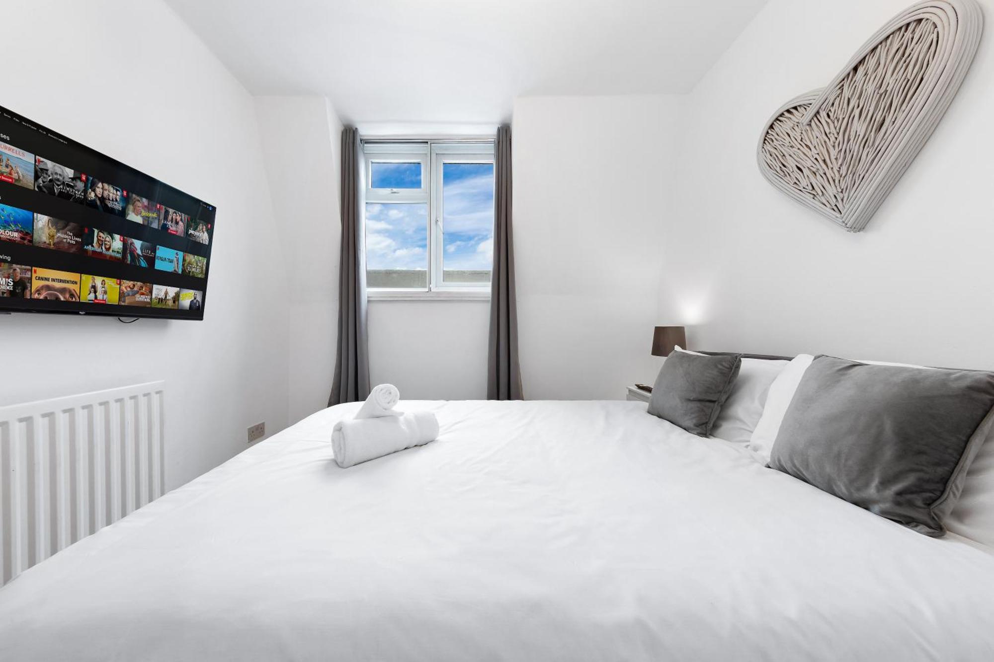 Newly Renovated Kensington 2 Bedroom Apartment With Balcony Near Harrods Sleeps 6, 2 Min Walk From Station Лондон Экстерьер фото