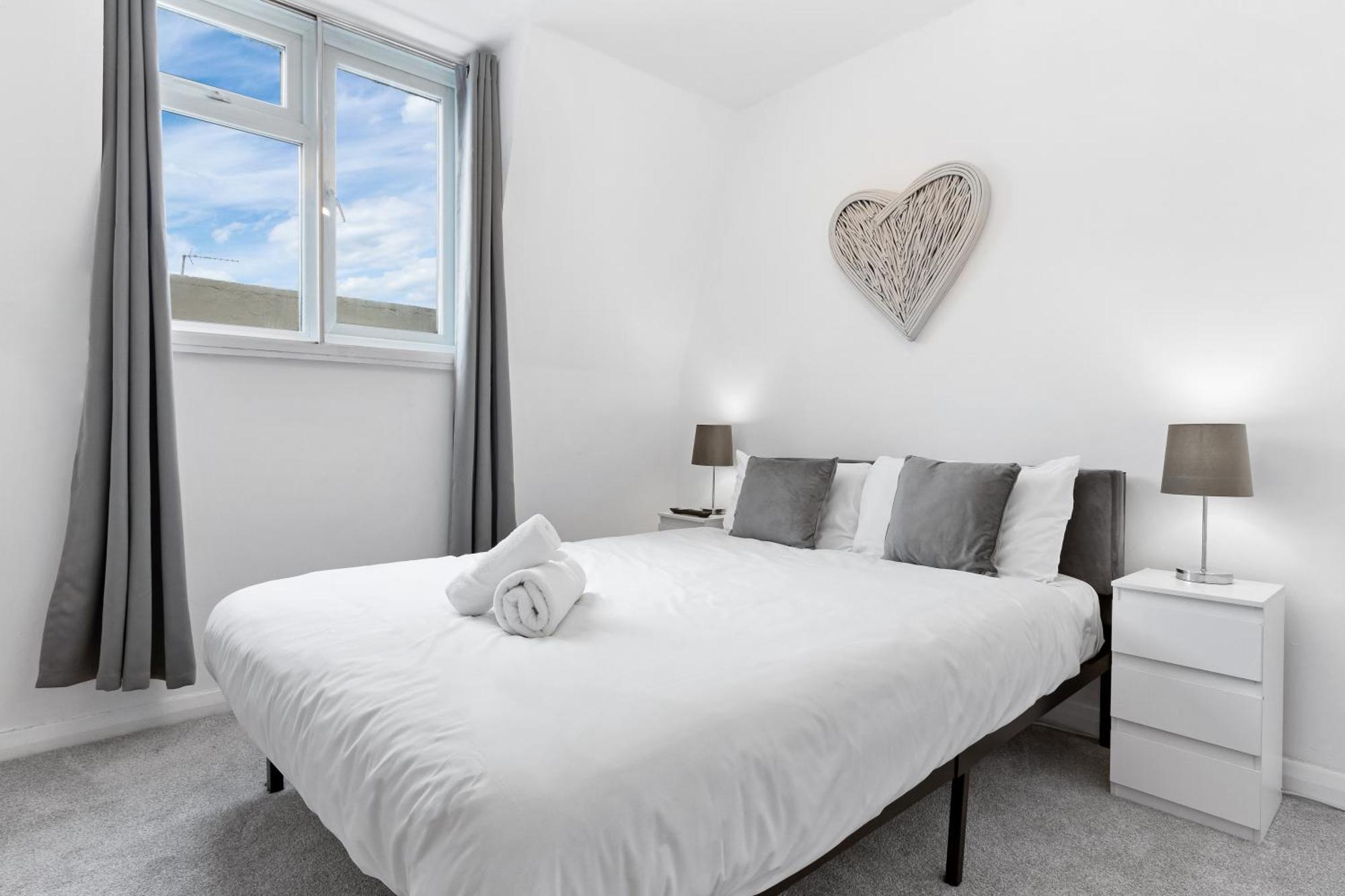 Newly Renovated Kensington 2 Bedroom Apartment With Balcony Near Harrods Sleeps 6, 2 Min Walk From Station Лондон Экстерьер фото