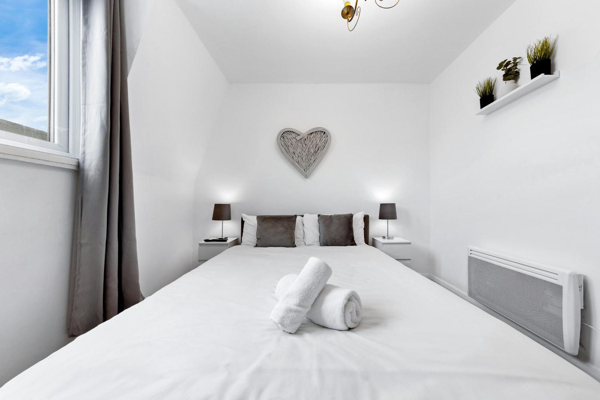 Newly Renovated Kensington 2 Bedroom Apartment With Balcony Near Harrods Sleeps 6, 2 Min Walk From Station Лондон Экстерьер фото