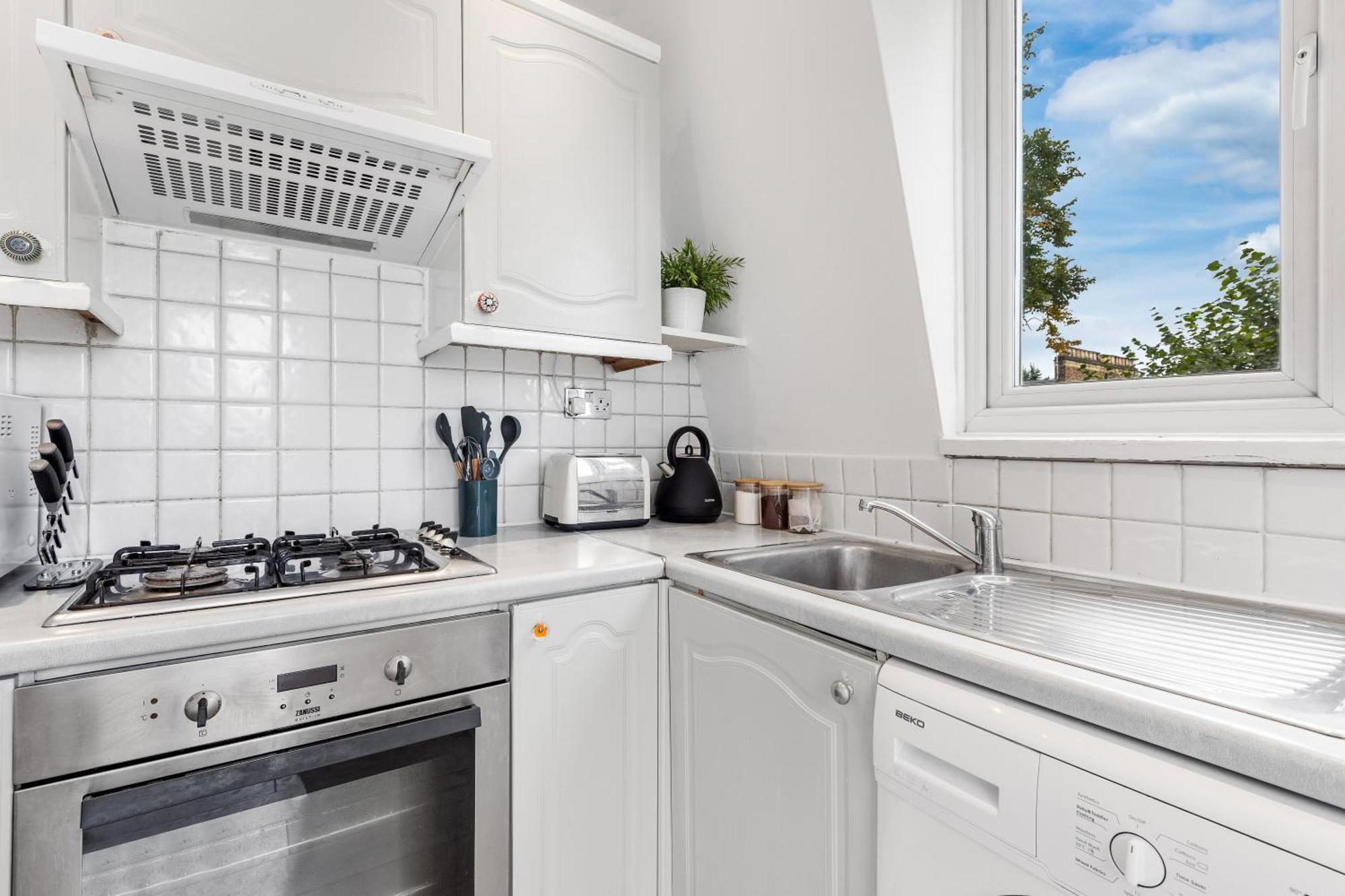 Newly Renovated Kensington 2 Bedroom Apartment With Balcony Near Harrods Sleeps 6, 2 Min Walk From Station Лондон Экстерьер фото
