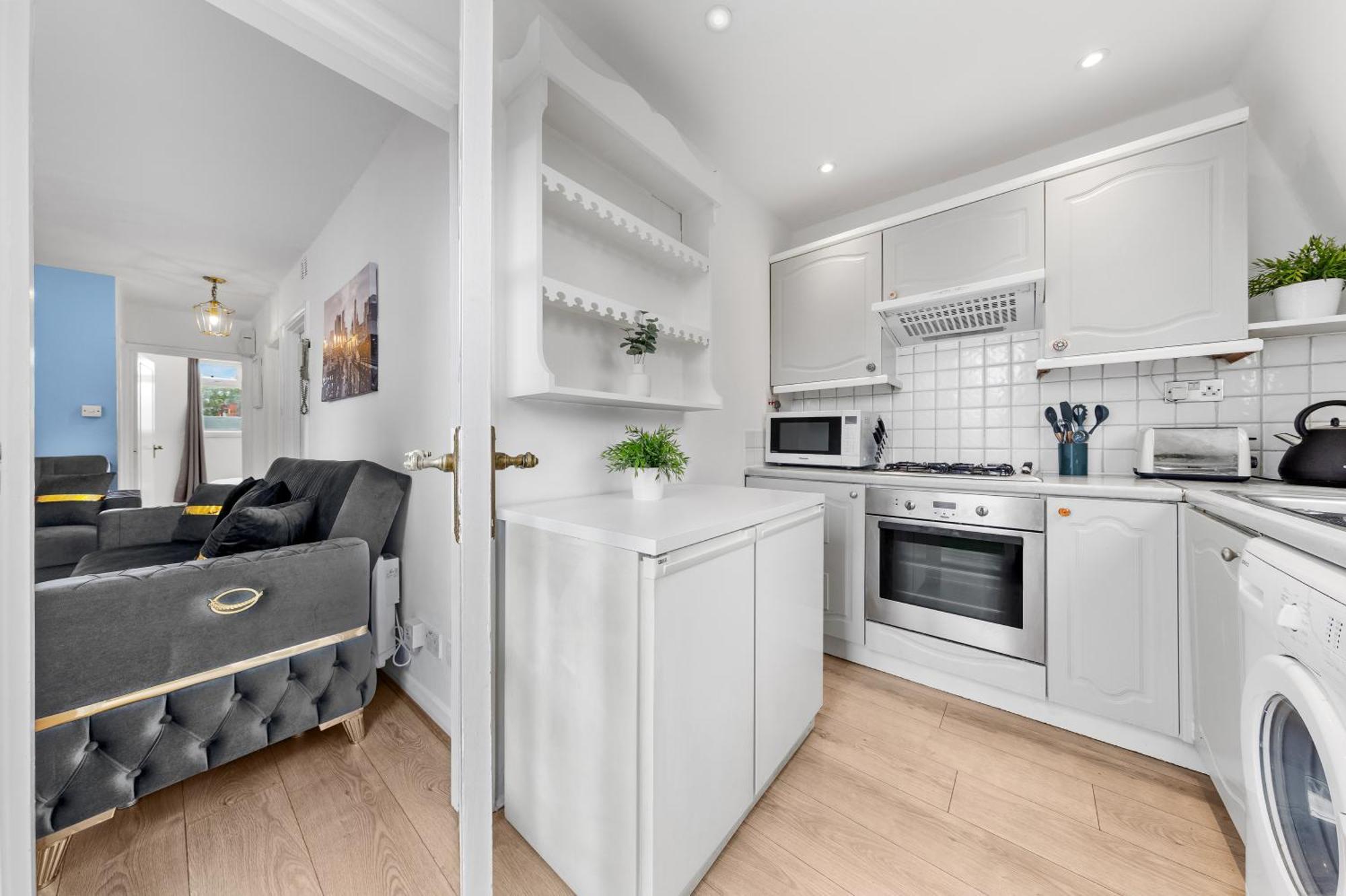 Newly Renovated Kensington 2 Bedroom Apartment With Balcony Near Harrods Sleeps 6, 2 Min Walk From Station Лондон Экстерьер фото