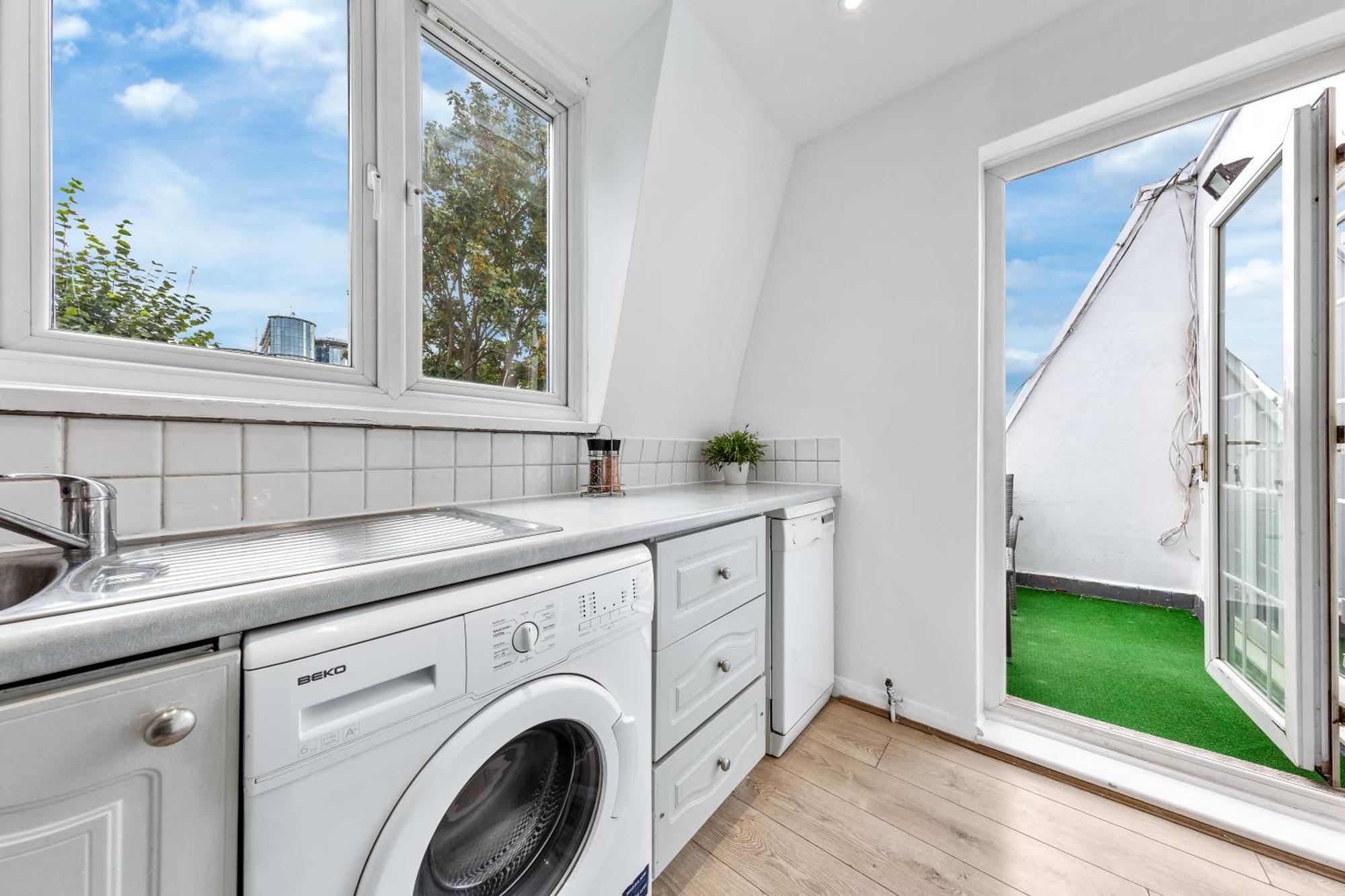 Newly Renovated Kensington 2 Bedroom Apartment With Balcony Near Harrods Sleeps 6, 2 Min Walk From Station Лондон Экстерьер фото