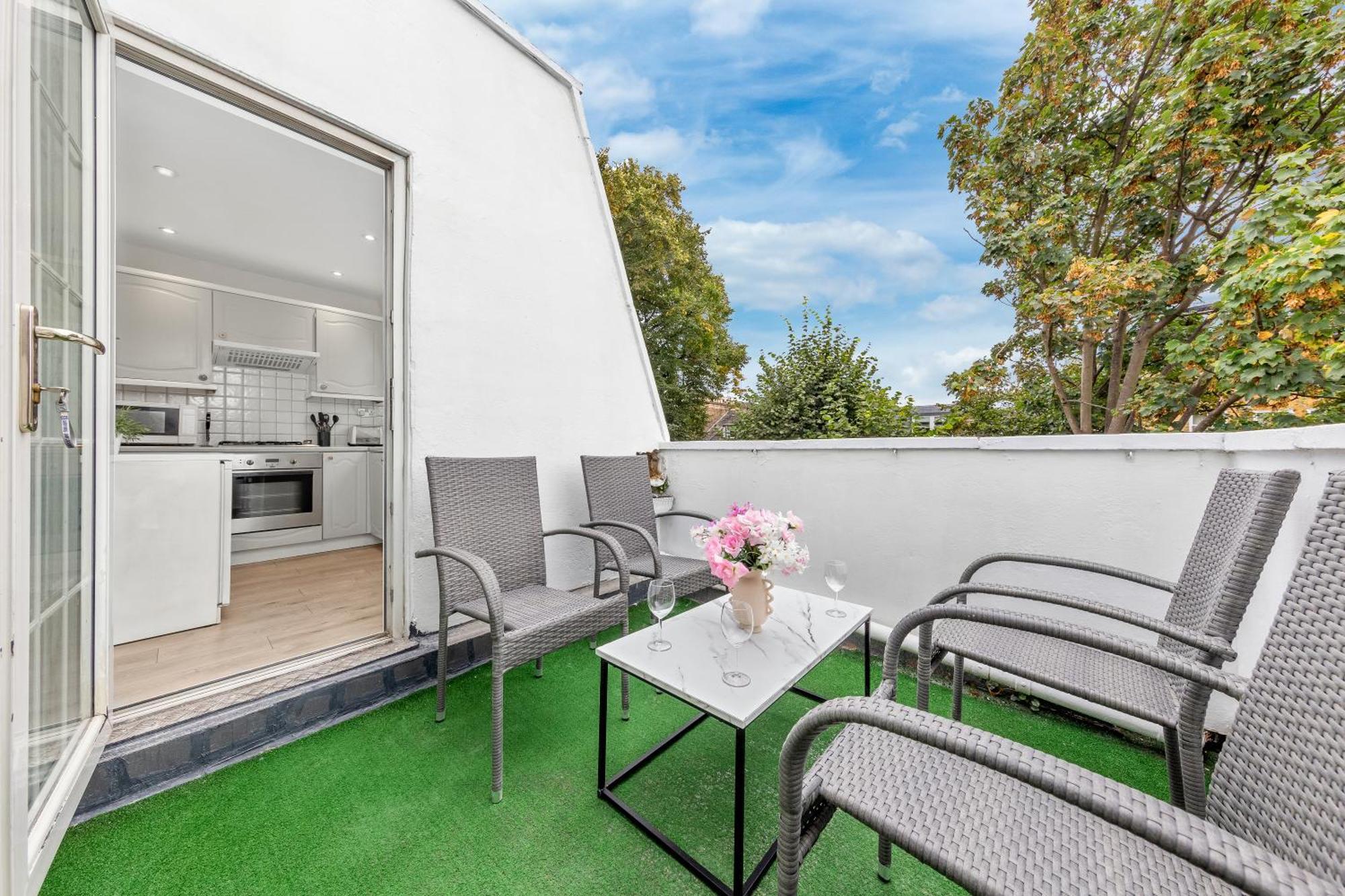 Newly Renovated Kensington 2 Bedroom Apartment With Balcony Near Harrods Sleeps 6, 2 Min Walk From Station Лондон Экстерьер фото