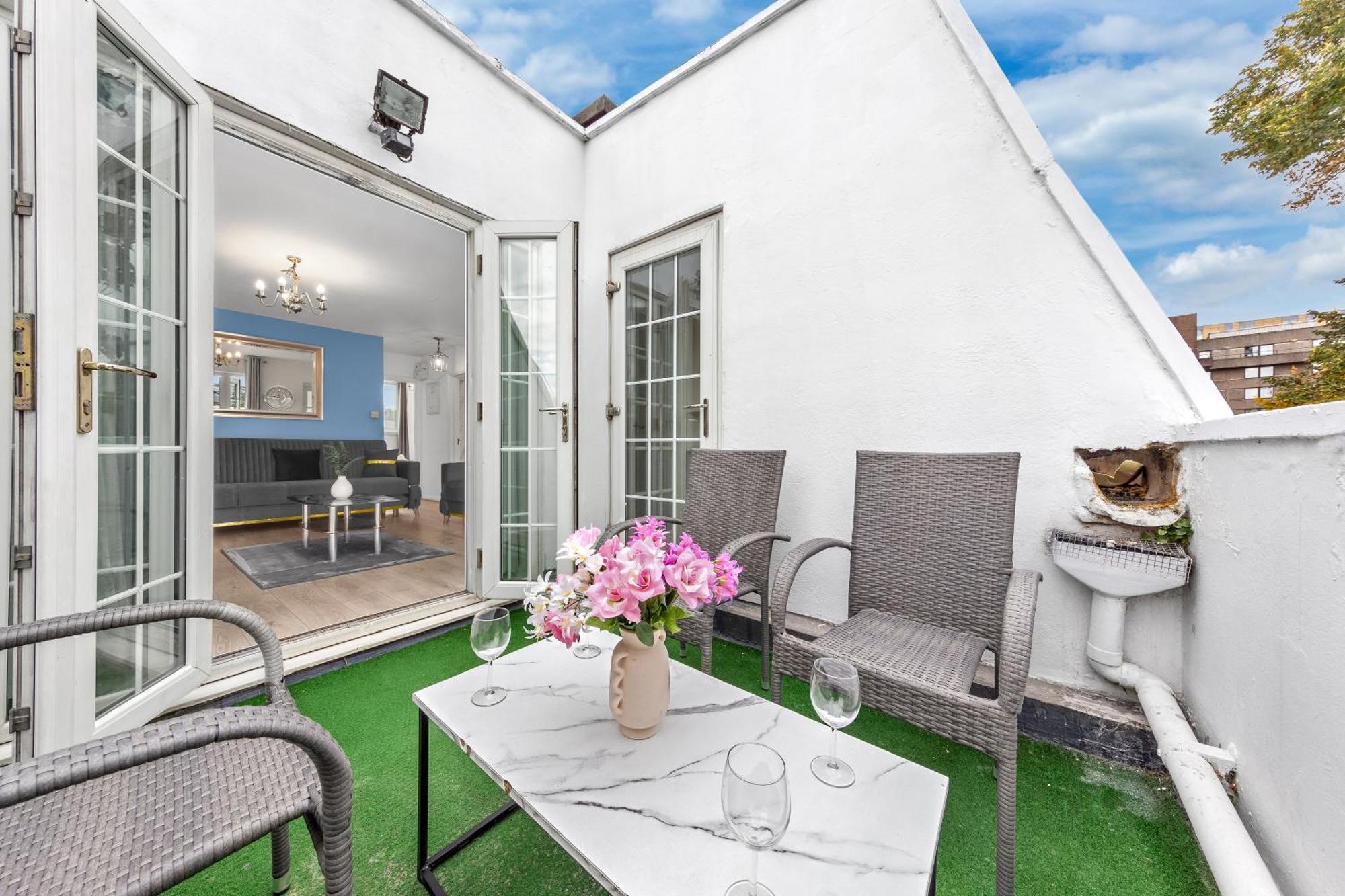 Newly Renovated Kensington 2 Bedroom Apartment With Balcony Near Harrods Sleeps 6, 2 Min Walk From Station Лондон Экстерьер фото