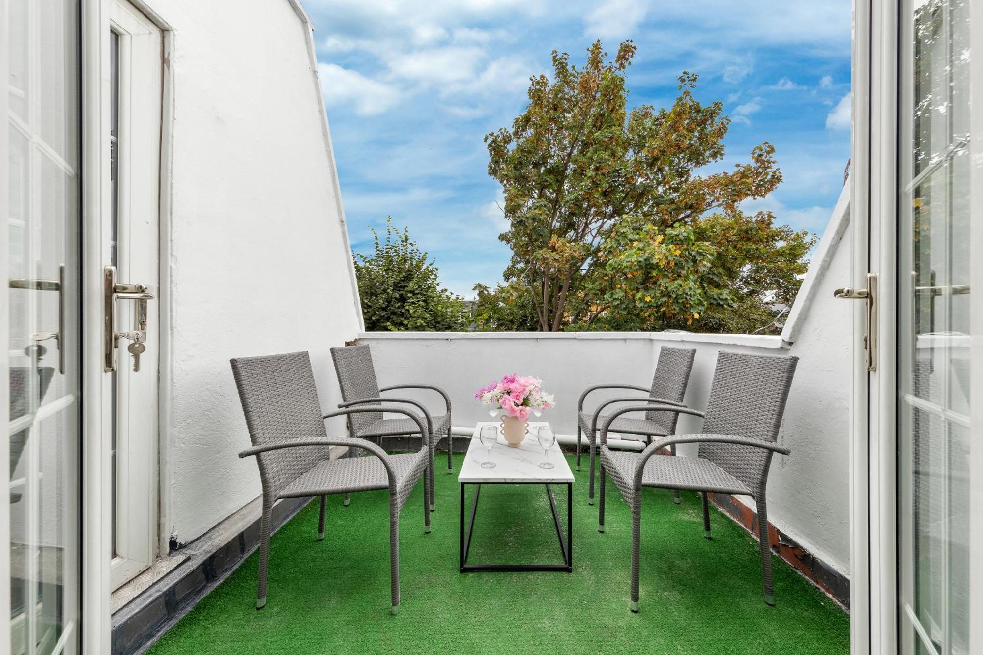 Newly Renovated Kensington 2 Bedroom Apartment With Balcony Near Harrods Sleeps 6, 2 Min Walk From Station Лондон Экстерьер фото