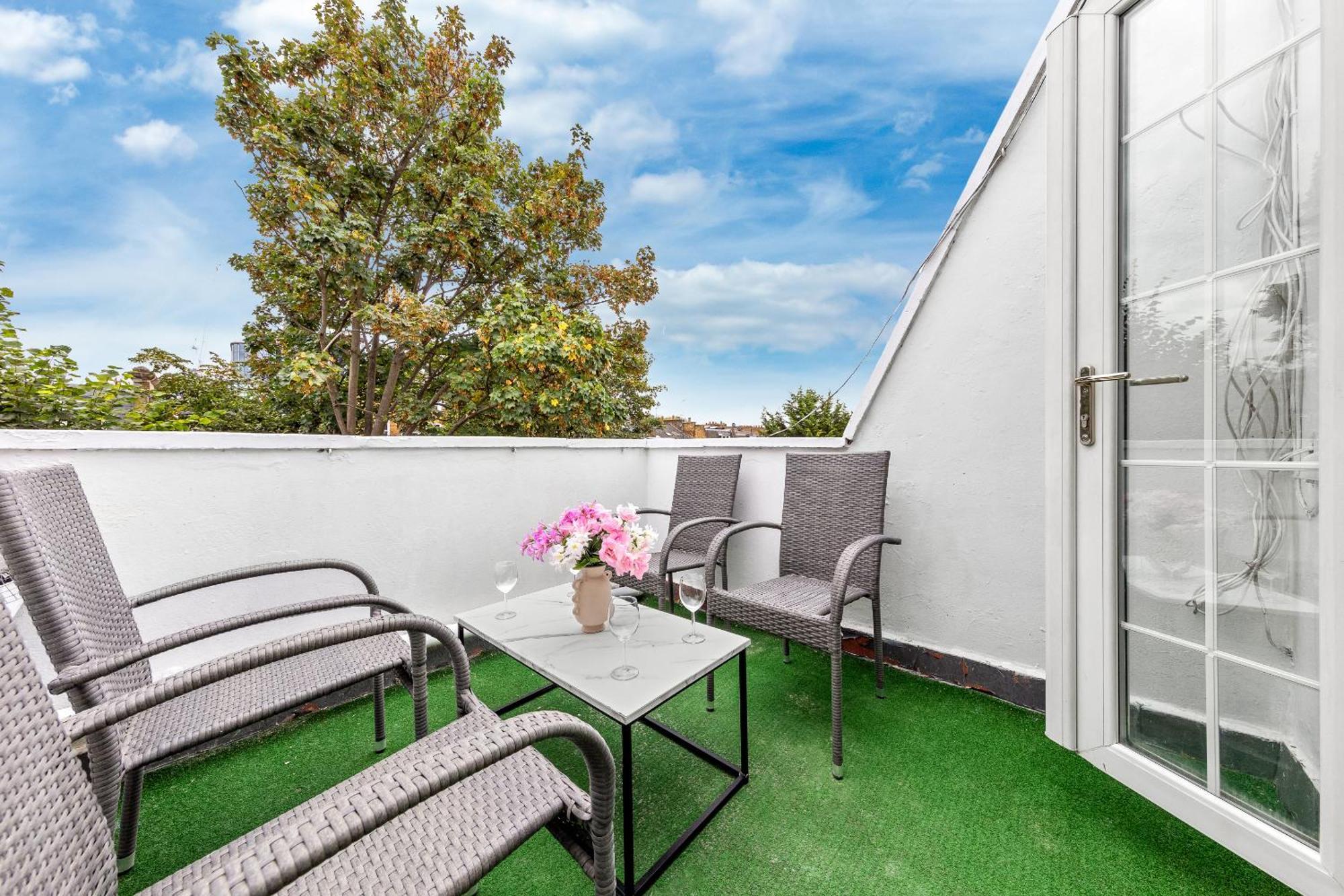 Newly Renovated Kensington 2 Bedroom Apartment With Balcony Near Harrods Sleeps 6, 2 Min Walk From Station Лондон Экстерьер фото
