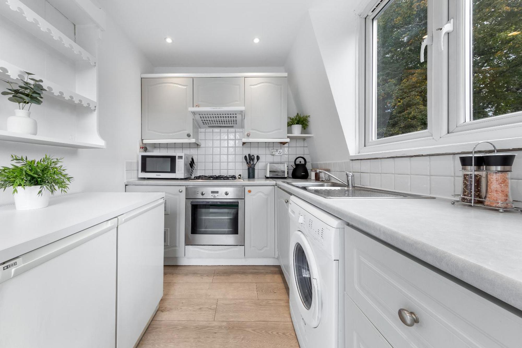 Newly Renovated Kensington 2 Bedroom Apartment With Balcony Near Harrods Sleeps 6, 2 Min Walk From Station Лондон Экстерьер фото