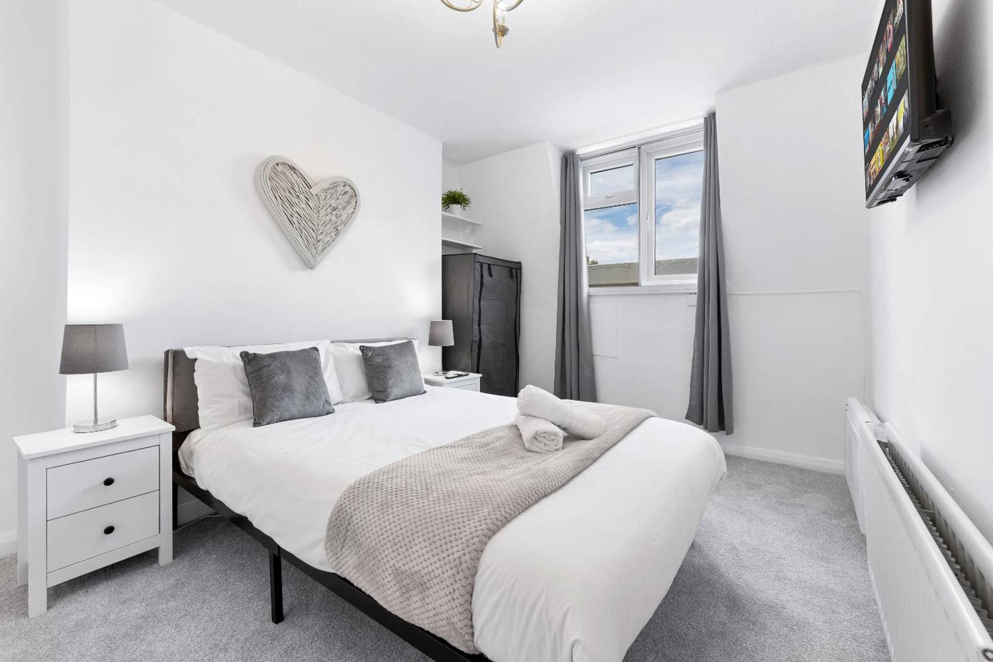 Newly Renovated Kensington 2 Bedroom Apartment With Balcony Near Harrods Sleeps 6, 2 Min Walk From Station Лондон Экстерьер фото