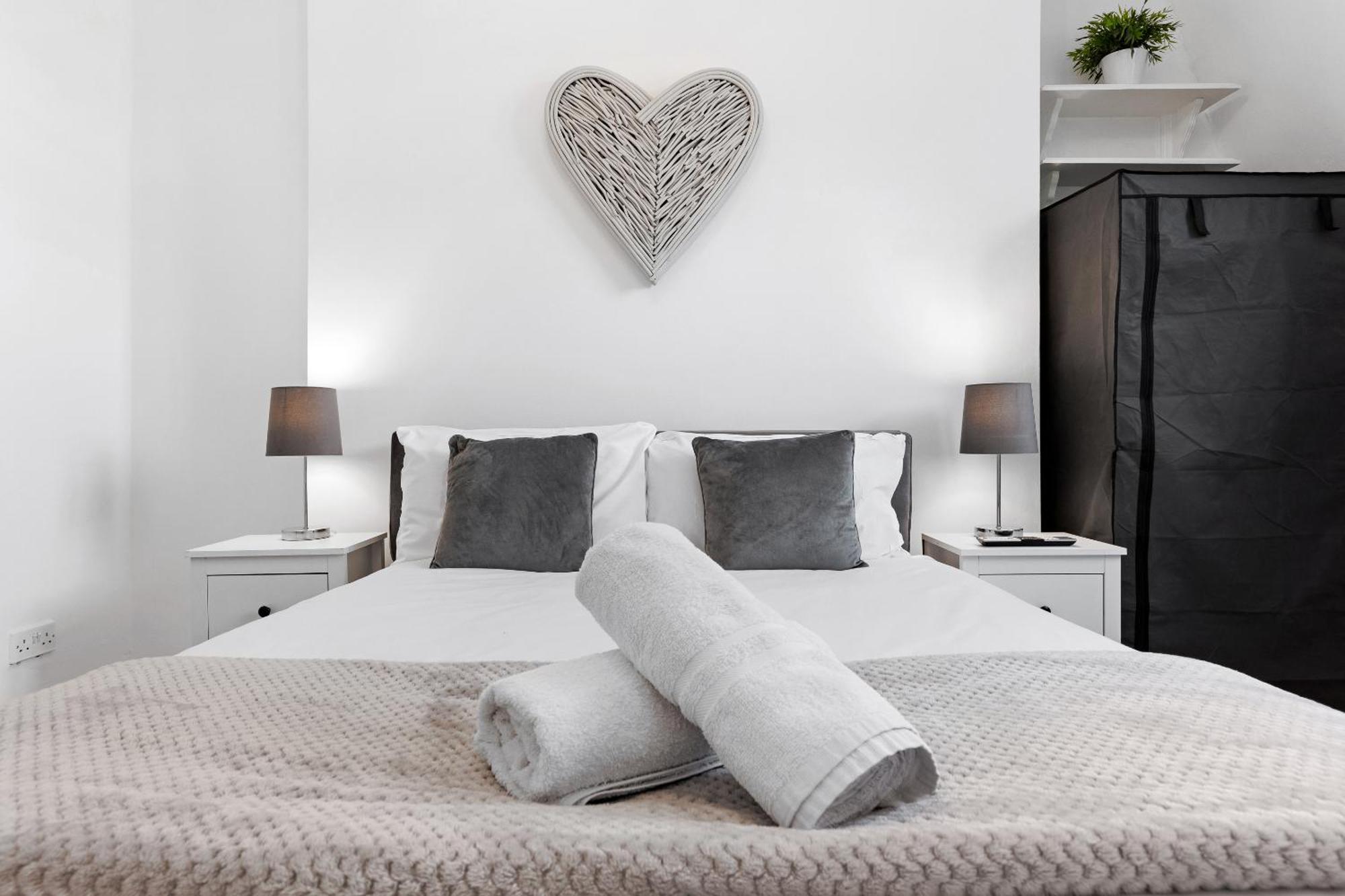 Newly Renovated Kensington 2 Bedroom Apartment With Balcony Near Harrods Sleeps 6, 2 Min Walk From Station Лондон Экстерьер фото